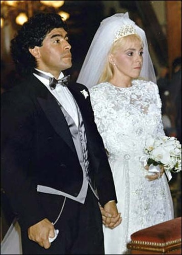 क्लाउडिया विलाफाने और डिएगो माराडोना अपने विवाह समारोह के दौरान