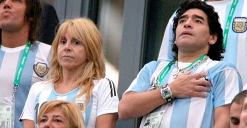 फ़ुटबॉल विश्व कप मैच के दौरान क्लाउडिया विलाफ़ाने और डिएगो माराडोना