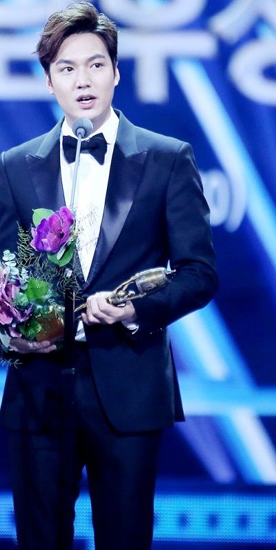 ली मिन-हो ग्रैंड बेल पुरस्कार समारोह में अपना स्वीकृति भाषण देते हुए