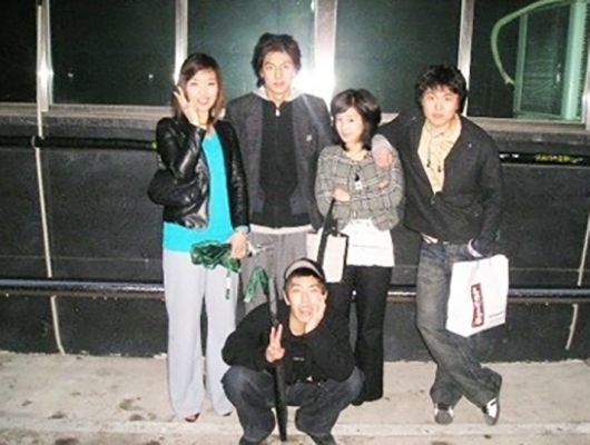 ली मिन-हो (खड़े, बाएं से दूसरे) अपनी हाई स्कूल गर्लफ्रेंड (प्लेड ब्लेज़र में उनके बगल में) और दोस्तों के साथ