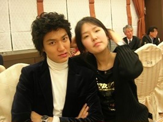 ली मिन-हो अपनी बहन के साथ