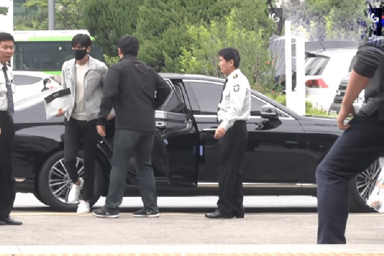 ली मिन-हो अपनी मर्सिडीज-बेंज सीएलएस से बाहर हो रहे हैं