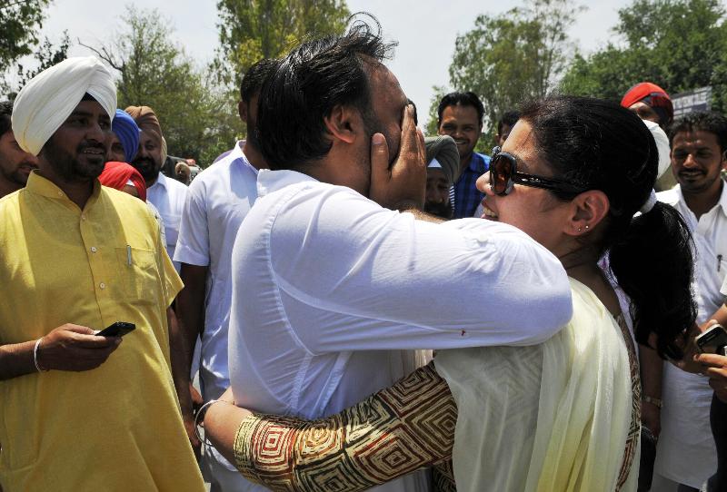 पंजाब के संगरूर में 2014 के लोकसभा चुनाव में जीत के बाद (आम आदमी पार्टी के) भगवंत मान को गले लगाते हुए इंद्रप्रीत कौर की एक तस्वीर।