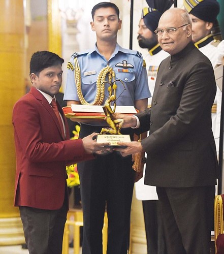 मरियप्पन को भारत के राष्ट्रपति राम नाथ कोविंद से अर्जुन पुरस्कार मिला