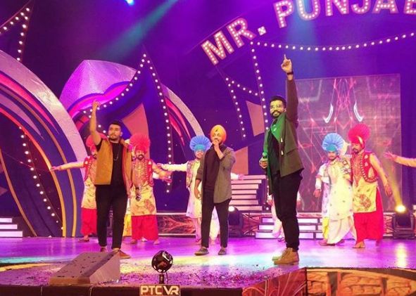 गुरी सिंह मिस्टर पंजाब 2016 में अपने पार्टनर्स के साथ परफॉर्म करते हुए