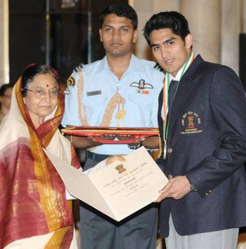 राजीव गांधी खेल रत्न पुरस्कार प्राप्त करते विजेंदर सिंह