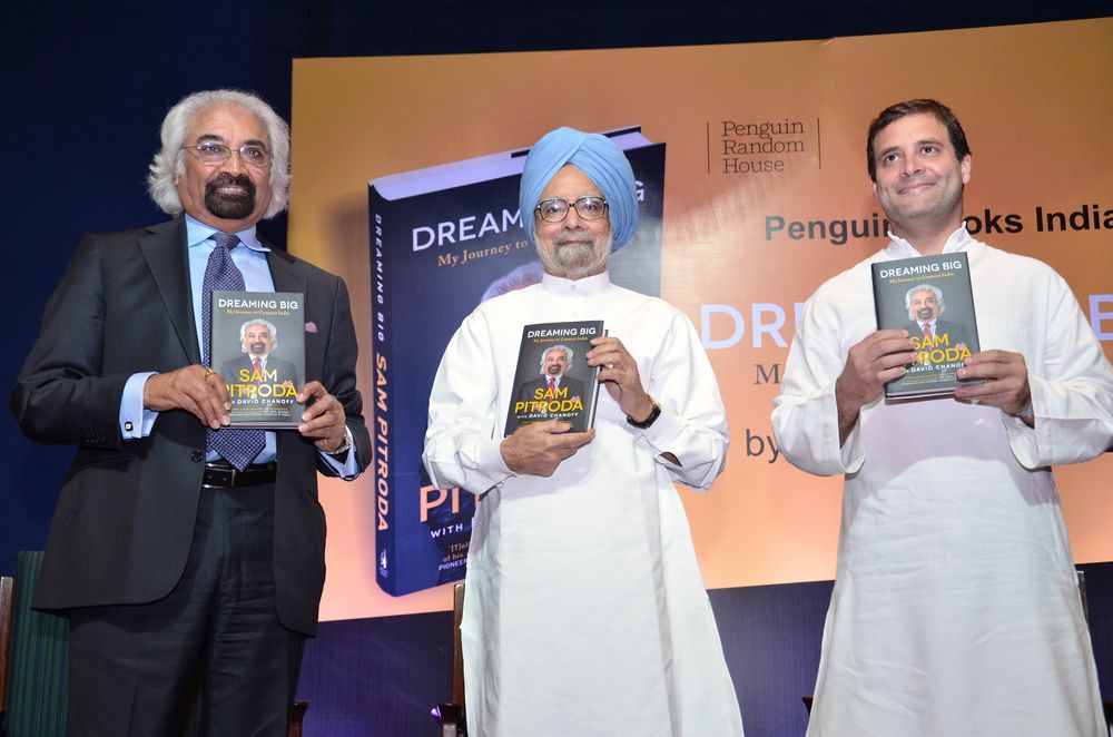 सैम पित्रोदा मनमोहन सिंह और राहुल गांधी के साथ
