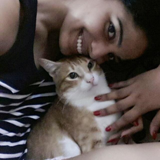 पूजा सावंत अपनी पालतू बिल्ली के साथ
