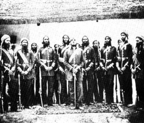 हवलदार ईशर सिंह अपने सैनिकों के साथ