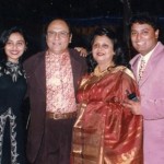 रानी मुखर्जी अपने माता-पिता और भाई के साथ