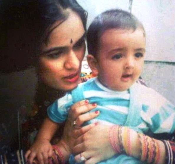 बचपन में अपनी मां के साथ प्रियांक शर्मा