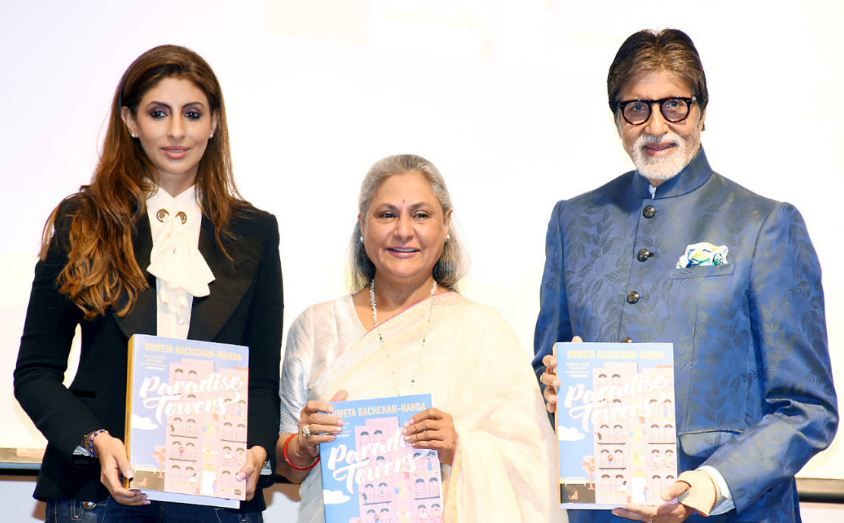 श्वेता बच्चन नंदा अपने माता-पिता के साथ अपनी पुस्तक लॉन्च के दौरान - पैराडाइज टावर्स