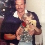 अपने पिता के साथ एरिन हॉलैंड की बचपन की तस्वीर