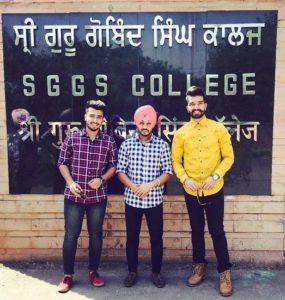 सुख खरौद अपने कॉलेज के दोस्तों दवी सिंह और गुरी सिंह के साथ