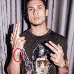 दाहिनी कलाई पर मिकी सिंह का टैटू