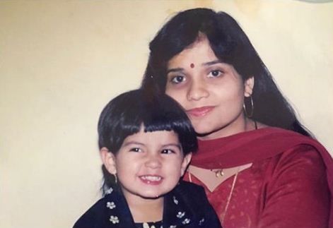 अपनी मां के साथ कश्मीरा परदेशी की बचपन की तस्वीर