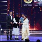 रूप कुमार राठौड़ ज़िक्र तेरा के लिए सर्वश्रेष्ठ ग़ज़ल एल्बम के लिए GiMA2016 पुरस्कार प्राप्त करते हुए