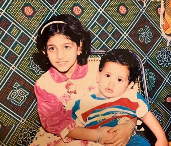 अपने भाई के साथ कुब्रा सैत की बचपन की फोटो