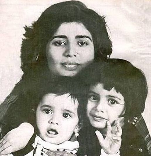 रोहन विनोद मेहरा की मां और बहन के साथ बचपन की फोटो