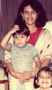 बचपन में अपने भाई रणवीर और अपनी मां के साथ रितिका भनानी