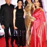 1653261551 222 Ujjala Padukone उम्र हाइट पति बच्चे Biography Hindi उज्जला पादुकोण अपने पति और बेटियों के साथ