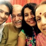सनी हिंदुजा अपने माता-पिता और पत्नी शिंजिनी रावल के साथ