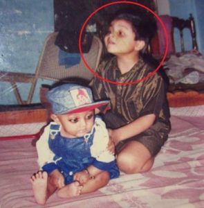 मोहित सिन्हा अपने भाई के साथ - बचपन की तस्वीर