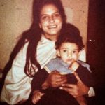 अर्जुन माथुर (बचपन) अपनी मां के साथ