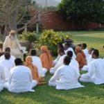 जग्गी वासुदेव अपने छात्रों को योग सिखा रहे हैं