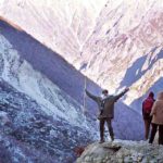 जग्गी वासुदेव हिमालय के पहाड़ों पर नज़र रख रहे हैं