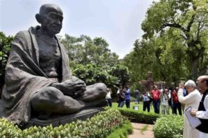 संसद भवन, भारत के बाहर महात्मा गांधी की प्रतिमा