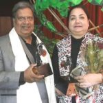 विजय टंडन अपनी पत्नी के साथ