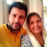 राज सिंह झिंगर अपनी मां के साथ