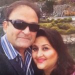 सुपर्णा आनंद अपने पति राजेश सावलानी के साथ