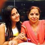 अपनी मां के साथ केट शर्मा