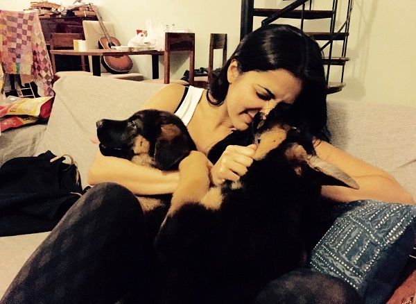 ईशा चोपड़ा कुत्तों से प्यार करती हैं