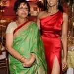 अपनी मां के साथ पद्मा लक्ष्मी