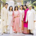 नताशा जैन अपने परिवार के साथ (बाएं से): भाई एकांश, बहन रुशना, मां नीरा, नताशा, भाभी प्रियंका और पिता रवींद्र