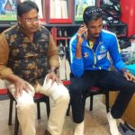 1653278593 915 Ishan Porel Cricketer हाइट उम्र गर्लफ्रेंड परिवार Biography Hindi ईशान पोरेल अपने कोच बिभास दास के साथ