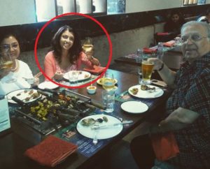 टीना देसाई अपने माता-पिता के साथ शराब पी रही हैं