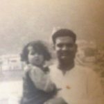 अपने पिता के साथ संध्या की बचपन की फोटो।