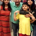 रवि गोसाईं अपनी पत्नी शालू गोसाईं और बच्चों के साथ