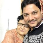 रवि गोसाईं अपनी मां के साथ
