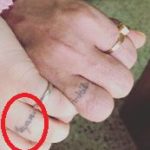अंकिता मयंक शर्मा अपने पति के टैटू के साथ अपना टैटू दिखा रही हैं