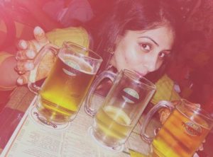 बीयर पीते हुए अंकिता मयंक शर्मा