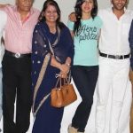 करणवीर बोहरा अपने माता-पिता और पत्नी तीजे सिद्धू के साथ