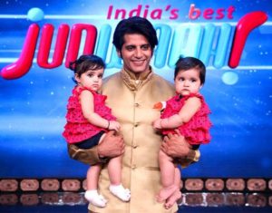 'इंडियाज बेस्ट जुड़वा' के सेट पर अपनी जुड़वां बेटियों के साथ करणवीर बोहरा