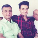 आयुष शर्मा अपने पिता और दादा के साथ