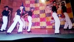 स्कूल डांस प्रतियोगिता के दौरान शोएब इब्राहिम