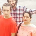 1653298886 820 Honey Kamboj Actor उम्र परिवार गर्लफ्रेंड Biography Hindi हनी कंबोज अपनी मां और भाई के साथ